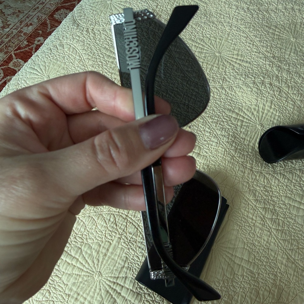 Moschino sunglasses and case - Picture 4 of 9